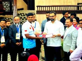 সাঁতারু নয়ন আলী জাতীয় ক্রীড়া পুরস্কার পেলেন