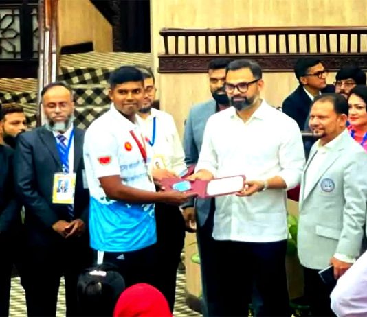 সাঁতারু নয়ন আলী জাতীয় ক্রীড়া পুরস্কার পেলেন