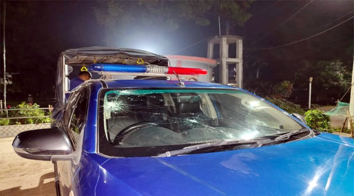 কুমারখালীতে ওসির গাড়ি ভাঙার অভিযোগ এমপির স্বজনর বিরুদ্ধে