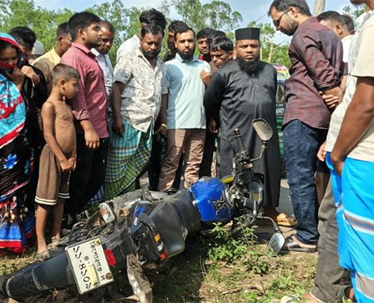 বিদ্যুতের খুঁটির সঙ্গে মোটরসাইকেলের ধাক্কায় স্কুল ছাত্র নিহত