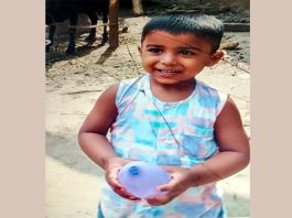 বাবার কোল থেকে গভীর পানিতে ছিটকে যায় শিশু ইসরাফিল