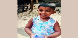 বাবার কোল থেকে গভীর পানিতে ছিটকে যায় শিশু ইসরাফিল