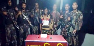কুষ্টিয়া সীমান্তে দুইটি বোমাসহ চোরাকারবারী আটক