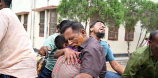 মায়ের কোল থেকে নেমেই মৃত্যুর কোলে ঢলে পরলো শিশু