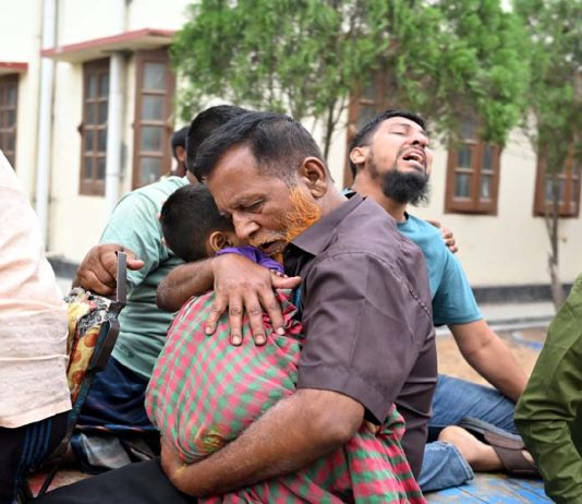 মায়ের কোল থেকে নেমেই মৃত্যুর কোলে ঢলে পরলো শিশু