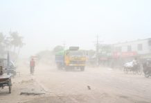 ধুলায় আঁধার সড়ক