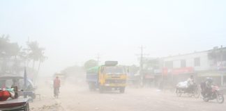 ধুলায় আঁধার সড়ক