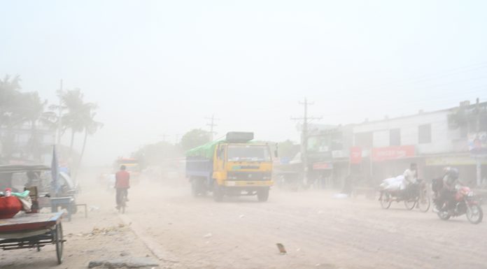 ধুলায় আঁধার সড়ক