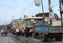ট্রাক দিয়ে পথ আটকে পেট্রোল পাম্প অবরোধ
