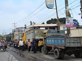 ট্রাক দিয়ে পথ আটকে পেট্রোল পাম্প অবরোধ