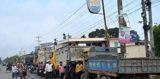 ট্রাক দিয়ে পথ আটকে পেট্রোল পাম্প অবরোধ