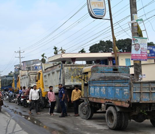ট্রাক দিয়ে পথ আটকে পেট্রোল পাম্প অবরোধ