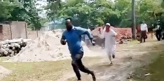 প্রকৌশলীকে বাঁশ নিয়ে তাড়া করলেন ঠিকাদার