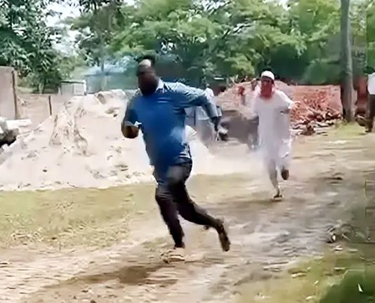 প্রকৌশলীকে বাঁশ নিয়ে তাড়া করলেন ঠিকাদার