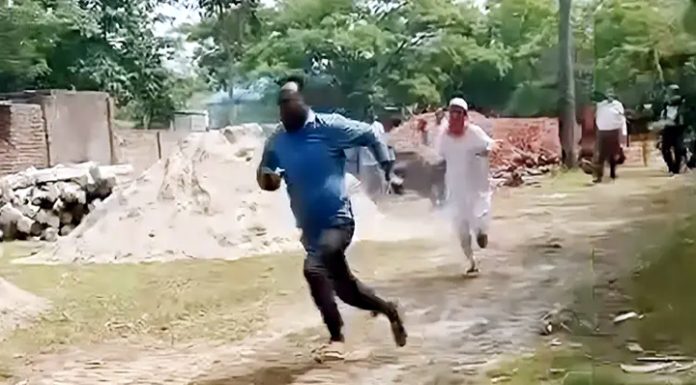 প্রকৌশলীকে বাঁশ নিয়ে তাড়া করলেন ঠিকাদার