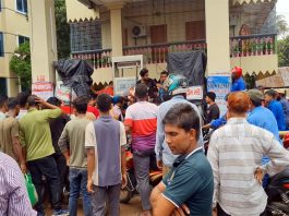 পাম্পে সিরিয়াল নিয়ে দন্দ্বে অন্ধকারে মিরপুর