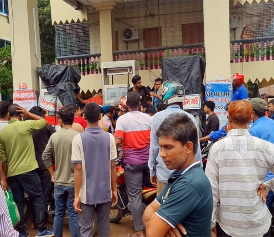 পাম্পে সিরিয়াল নিয়ে দন্দ্বে অন্ধকারে মিরপুর