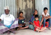 ভ্যান চালিয়ে পাঁচ সদস্যের সংসার চালাচ্ছে দশ বছরের শিশু জুনায়েদ