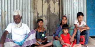 ভ্যান চালিয়ে পাঁচ সদস্যের সংসার চালাচ্ছে দশ বছরের শিশু জুনায়েদ