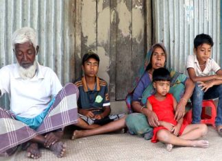 ভ্যান চালিয়ে পাঁচ সদস্যের সংসার চালাচ্ছে দশ বছরের শিশু জুনায়েদ