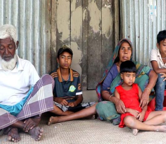 ভ্যান চালিয়ে পাঁচ সদস্যের সংসার চালাচ্ছে দশ বছরের শিশু জুনায়েদ