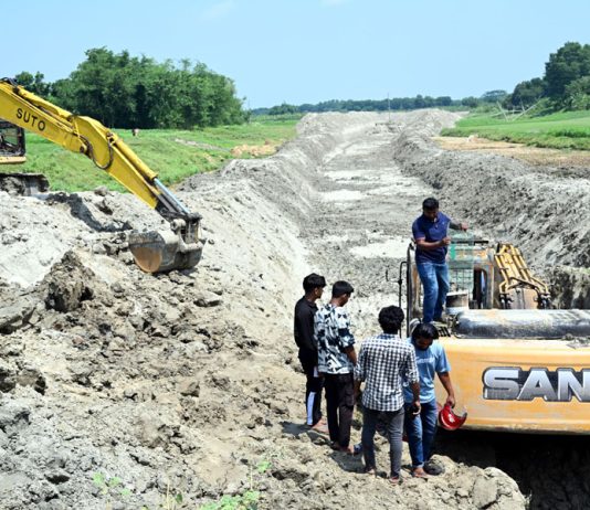 খাল খনন প্রকল্পের দুটি এক্সকাভেটার পুড়িয়ে দিলো দুর্বৃত্তরা