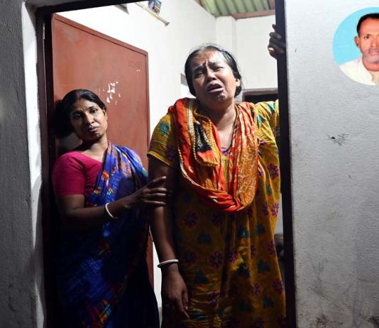খোকসায় রাস্তার গর্তে ভ্যান উল্টে চালকের মৃত্যু