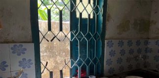 কুষ্টিয়ায় জানালার গ্রিল কেটে চ্যানেল ২৪ অফিসে চুরি