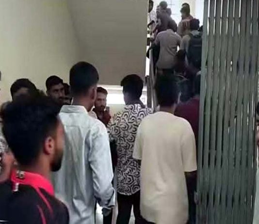 কুষ্টিয়া সরকারি কলেজে শিক্ষার্থীদের তোপের মুখে এমপি আমির হামজা