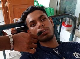 প্রেমিকার বাড়িতে অনুশনরত যুবক বিষ পান করেছে