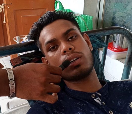 প্রেমিকার বাড়িতে অনুশনরত যুবক বিষ পান করেছে